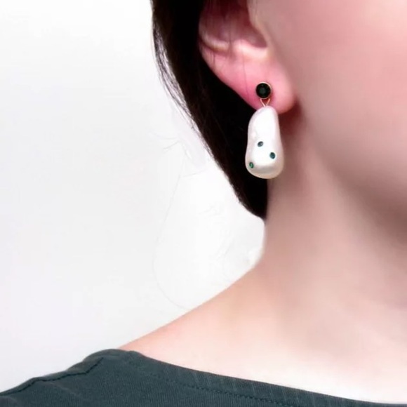 Imitation Baroque Pearl Green Crystals Earrings - Picture 4 of 5